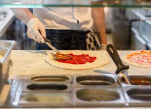 Scopri di più sull'articolo Attrezzatura pizzeria: cosa non deve mancare nel tuo locale