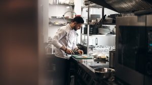 Scopri di più sull'articolo La cucina e i vari metodi di cottura: come scegliere la giusta attrezzatura per cucine professionali
